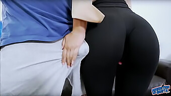 Bubble Butt Tiener In Zwarte Leggings Zal Je Gek Maken