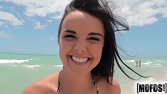 Najstnica (18+) Dillion Harper Pokaže Svoj Bikini In Dobi Analni Seks V Solo Videu