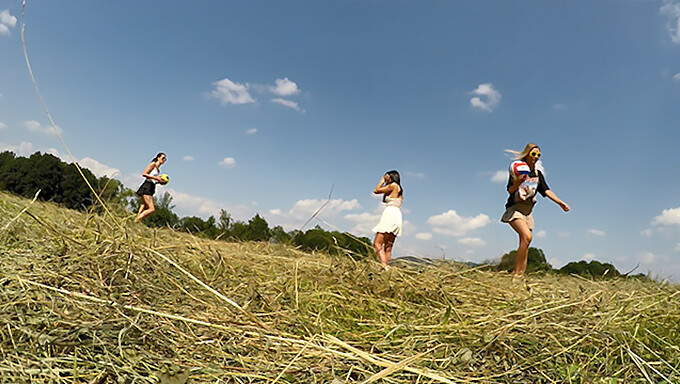 Garotas Desinibidas Ficam Loucas Ao Ar Livre, Revelando Seus Seios Naturais E Belas Nádegas No Calor Do Verão