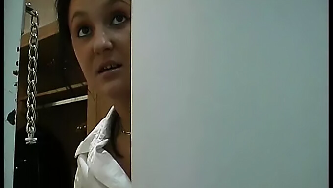 Tienertje (19) Geeft Een Blowjob In Hotelkamer