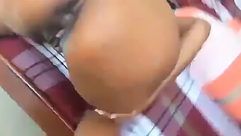 ¡la Chica Amateur De Sri Lanka Hace Una Buena Mamada Y Le Meten El Dedo En El Culo En Este Video Hd!