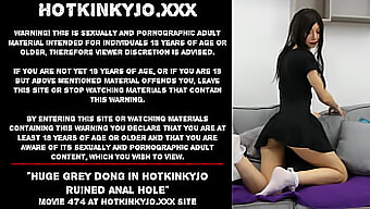 Hotkinkyjo'Nun Anal Deliği Devasa Bir Dildo Ile Geriliyor