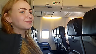 Cara Bonita Lamida Y Chupada En Avión Público