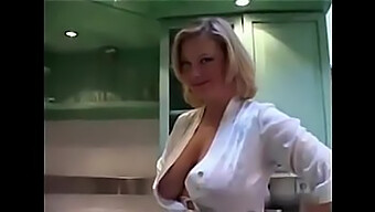 Amateur Rijpe Blonde Milf Rookt In Finland