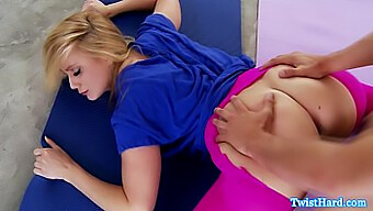 Aj Applegate Viser Sine Mundtlige Færdigheder I En Yogasession.