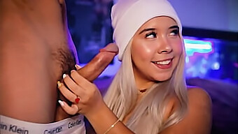 En Latina-Skønhed Med Et Uskyldigt Ansigt Glæder En Penis På Hendes Webcam-Show