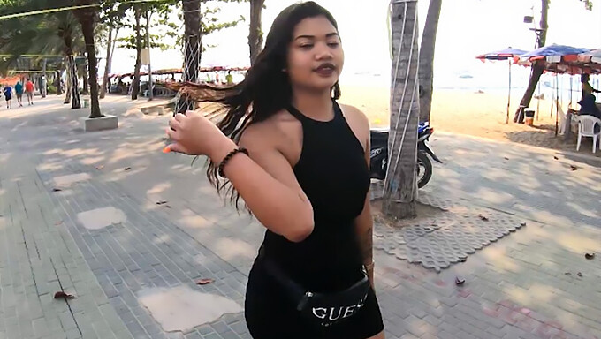 Tiener Thais Meisje Geeft Een Blowjob En Wordt Geneukt Door Een Grote Lul Toerist