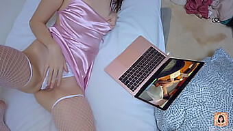 18+ Lány Fehérneműben Elélvez, Miközben Pornót Néz