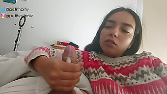 Pequena Adolescente Latina Faz Um Boquete De Verdade E Fica Coberta De Porra