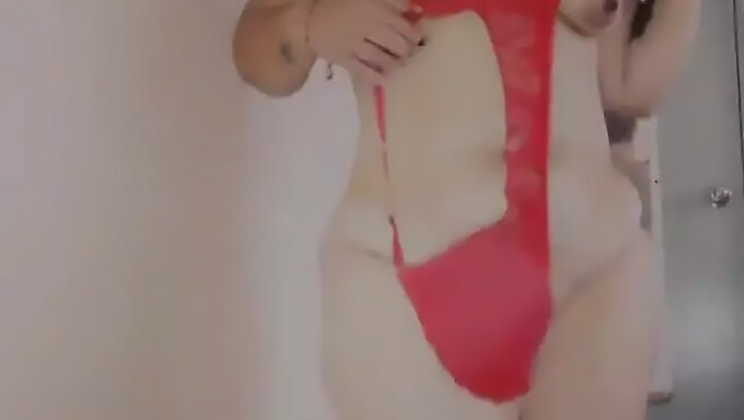 Lingerie Seksi Dan Punggung Besar: Campuran Yang Menggoda. Anda Pasti Tidak Mahu Terlepas Video Ini!