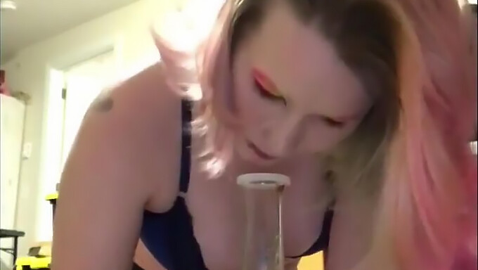 Une Belle Fumeuse Fait Une Fellation Avec Des Mamelons Percés.