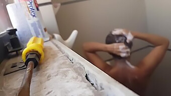 Cámara De Espías Amateur Captura El Culo Perfecto De Una Adolescente Colombiana