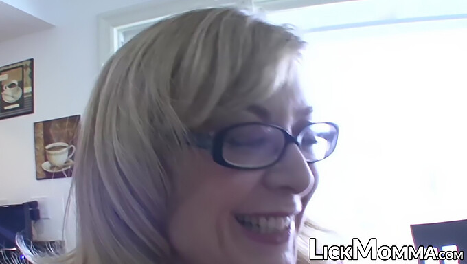 Busty Lesbiske Nina Hartley Og Venner Udforsker Hinandens Kroppe