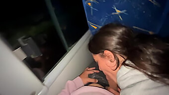 Mladá Latinská Kočka Se Zapojí Do Orálního Sexu S Náhodným Cestujícím V Autobuse A Dostane Jeho Ejakulaci