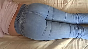 ¡video Amateur De Una Esposa Latina Madura Mostrando Su Gran Culo En Jeans!