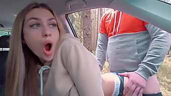 Zierlicher Student Bekommt Einen Blowjob Von Ihrem Stiefbruder Im Auto