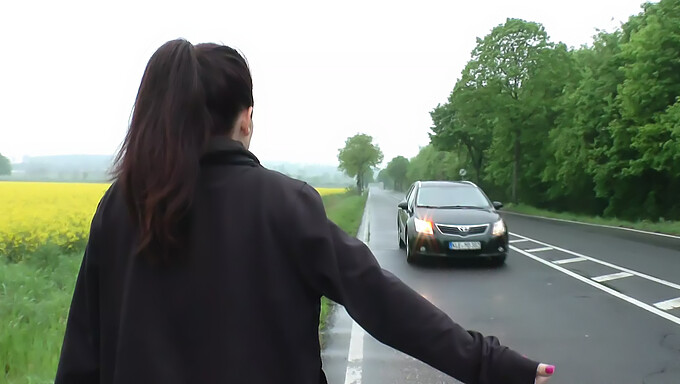 Brunetka Německá Kočka Dává Orální Potěšení Staršímu Muži