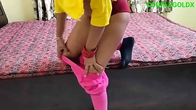 O Vestido Amarelo De Bhabhi Expõe Seu Lado Erótico