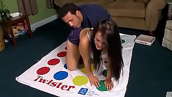 Yaz Spielt Eine Partie Twister, Während Er Nackt Ist