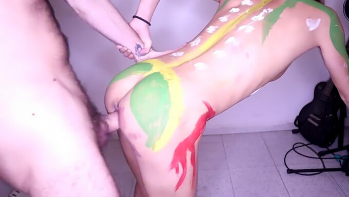 Sessão De Pintura Kinky De Um Casal Com Uma Modelo Amadora Nua