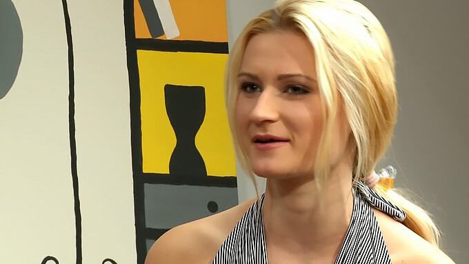 Schüchterne Blondine Bekommt Ihre Erste Casting-Couch-Erfahrung Und Nimmt Sperma Auf Ihr Gesicht