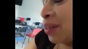 Seorang Guru Milf Memberikan Blowjob Di Kelas Dan Mendapatkan Cumshot.